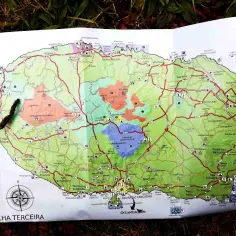 Mapa turystyczna wyspy Ilha Terceira, gdzie leżą Azory. Pokazuje drogi, miejscowości i atrakcje.