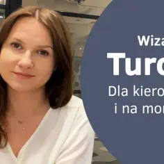 Kobieta z uśmiechem na twarzy, obok tekst: "Wiza do Turcji dla kierowcy i na montaż".