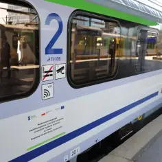 Boczna ściana wagonu PKP Intercity z numerem 2, symbolami i logo.