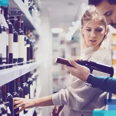 Ile alkoholu można przewieźć w bagażu głównym? Ważne limity i zasady