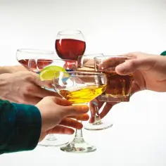 Ile alkoholu można przewieźć do Szwajcarii? Poznaj ważne limity