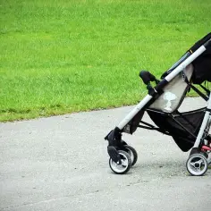 Jak przewieźć wózek dziecięcy samolotem bez stresu i problemów