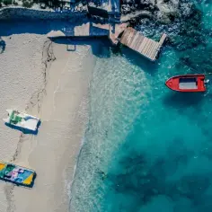Idealne miejsce, gdzie w styczniu na wakacje: pusta plaża, turkusowa woda i łódki czekające na przygodę.