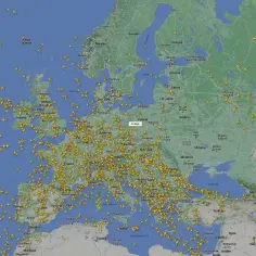 Mapa Europy z zaznaczonymi samolotami. Chcesz wiedzieć, jak sprawdzić, gdzie jest samolot? Ta mapa pokazuje ich aktualne położenie.