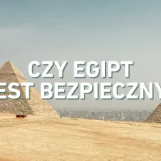 Piramidy w Egipcie na tle miasta. Tekst pyta: "Czy w Egipcie jest teraz bezpiecznie?".