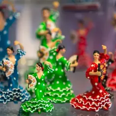 Figurki tancerek flamenco w kolorowych sukniach z falbankami i wachlarzami. Idealne pamiątki, które pokazują, co warto przywieźć z Hiszpanii.