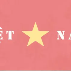 Flaga Wietnamu z napisem "VIỆT NAM". Tło sugeruje tropikalne krajobrazy, idealne do odkrywania, jak niskie są ceny w Wietnamie.
