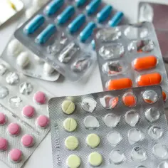 Zbierasz **leki na wakacje do Turcji**? Na zdjęciu opakowania tabletek: różowe, żółte, niebieskie i pomarańczowe.