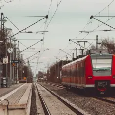 Ile zarabia dyżurny ruchu PKP? Sprawdź, co wpływa na wynagrodzenie