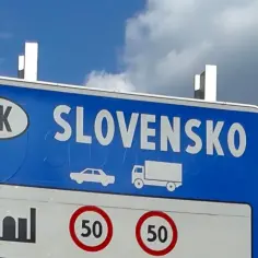 Granica Słowacji. Znak informuje o wjeździe do kraju, ograniczeniu prędkości do 50 km/h dla samochodów i ciężarówek. Winiety Słowacja są obowiązkowe.