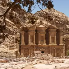 Skaliste ruiny Petry, Jordania. Marzenie o jordania loty staje się rzeczywistością, gdy widzisz to cudo wykute w skale.