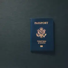 Niebieski paszport USA na ciemnym tle. Dokument podróżny, który pokazuje, ile ważny jest paszport i otwiera drzwi do świata.
