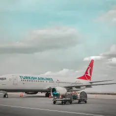 Samolot Turkish Airlines na płycie lotniska. Czy to lot czarterowy? Czekamy na pasażerów.