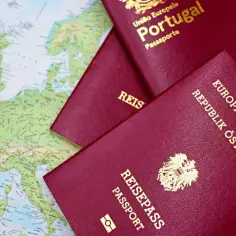 Paszporty Portugalii i Austrii leżą na mapie Europy. Planujesz podróż do Egiptu i potrzebujesz wizy?