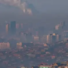 Smog nad Ułan Bator, stolicą Mongolii. Widać nowoczesne wieżowce i tradycyjne domy.