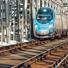 Błękitny Pendolino na moście. Zastanawiasz się, ile zarabia konduktor PKP Intercity?