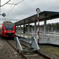 Czerwony pociąg Intercity na stacji. Zastanawiasz się, ile czasu trwa reklamacja Intercity?