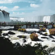 Most wodospadów Iguazú z platformą widokową i turystami.