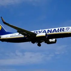 Ryanair, jedne z najlepszych linii lotniczych, w locie na tle błękitnego nieba.