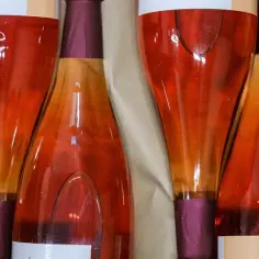 Jak przewieźć wino samolotem bez obaw o uszkodzenie i przepisy