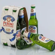 Zestaw piw Peroni Nastro Azzurro. Zastanawiasz się, ile alkoholu można przewieźć samolotem Ryanair? Sprawdź przepisy!