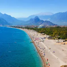 Ile trwa lot z Poznania do Antalyi? Odkryj prawdziwy czas podróży