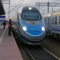 Pendolino na peronie, obok pociągu PKP Intercity.
