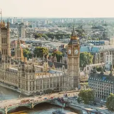 Widok na Parlament i Big Ben. Zastanawiasz się, ile się leci do Londynu, by zobaczyć te cuda?