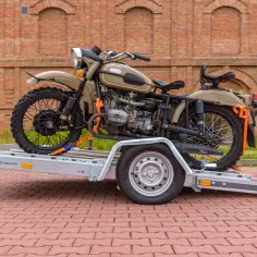 Jak przewieźć motocykl na zwykłej przyczepie bezpiecznie i skutecznie