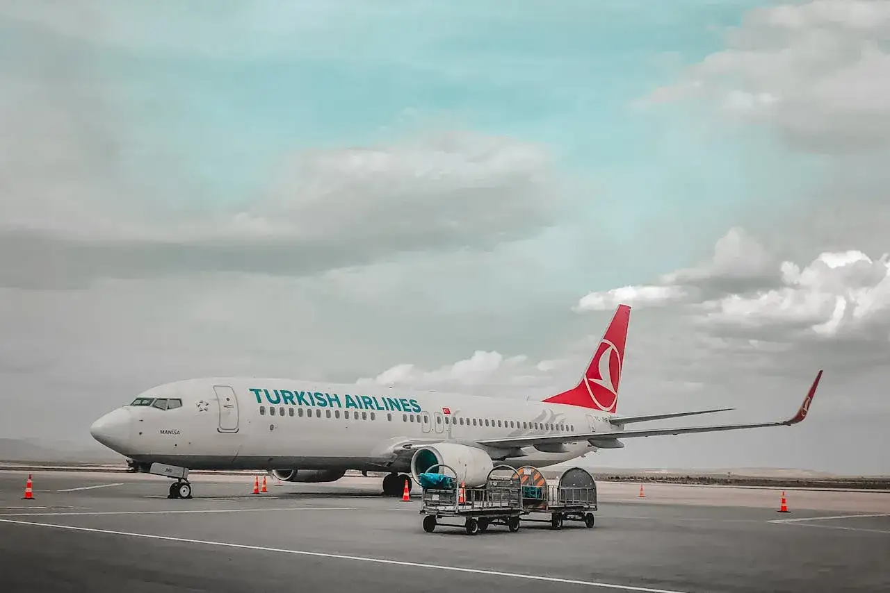 Samolot Turkish Airlines na płycie lotniska. Czy to lot czarterowy? Czekamy na pasażerów.