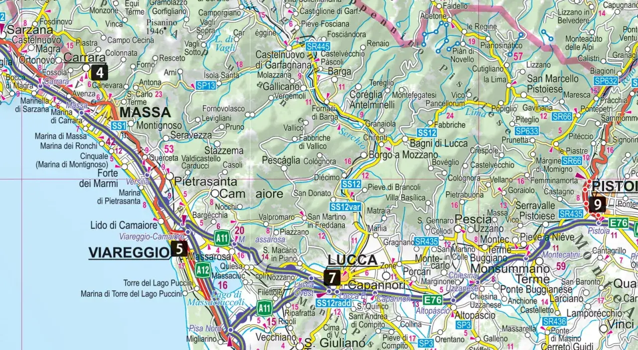 Mapa drogowa Toskanii z zaznaczonymi miastami Piza i Florencja.