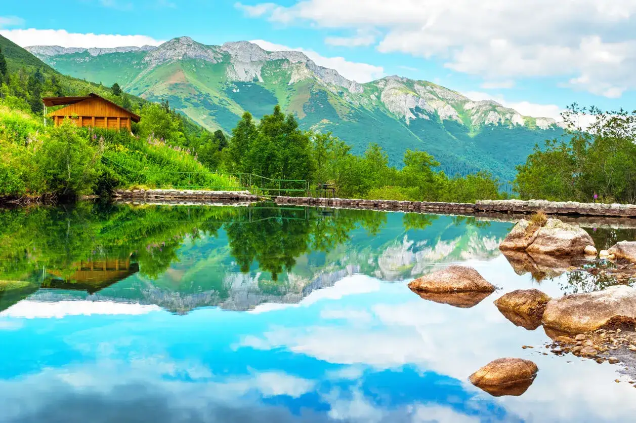 Malownicze Tatry Słowackie, idealne na wycieczkę. Pamiętaj o ubezpieczeniu turystycznym Słowacja, by cieszyć się spokojem.