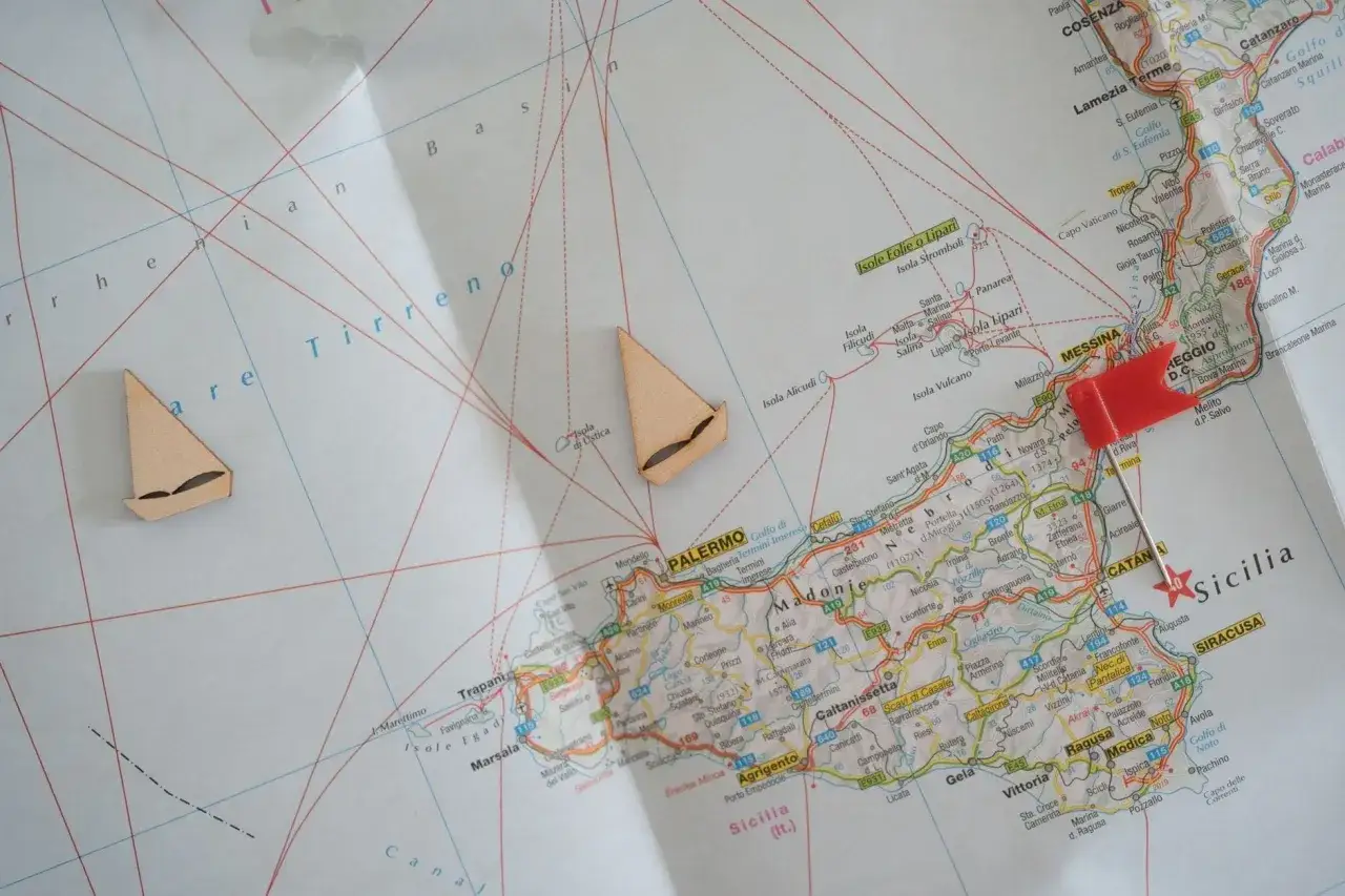 Planujesz podróż na Sycylię? Mapa pokazuje główne miasta i lotniska, idealne do zaplanowania wakacji.