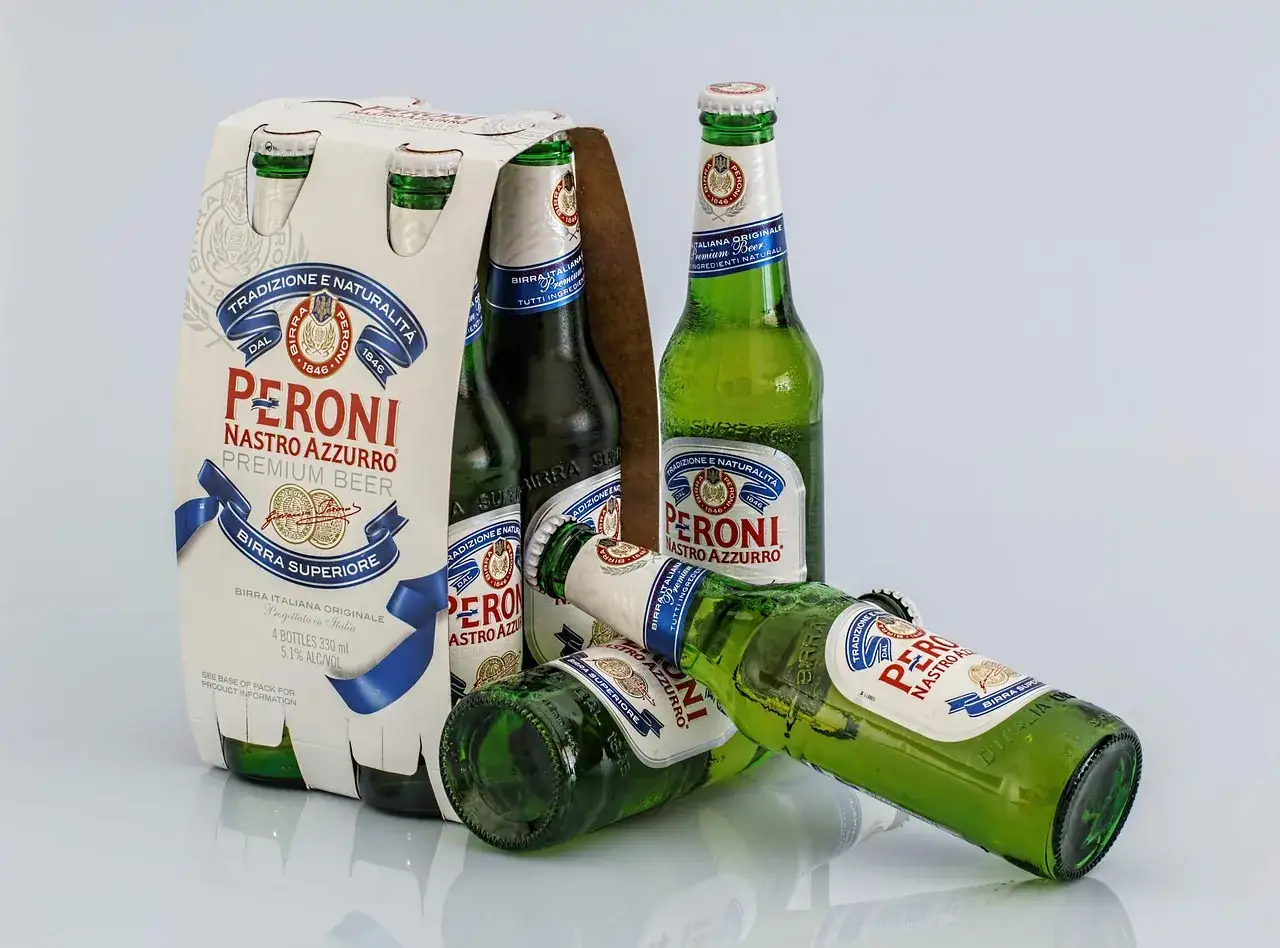 Zestaw piwa Peroni Nastro Azzurro. Zastanawiasz się, ile alkoholu można przewieźć samolotem Ryanair? Sprawdź przepisy!