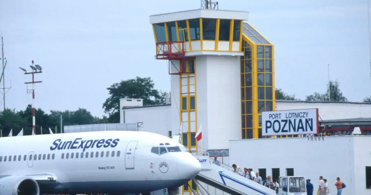 Samolot SunExpress na lotnisku Poznań-Ławica. Wieża kontroli lotów i budynek terminala.