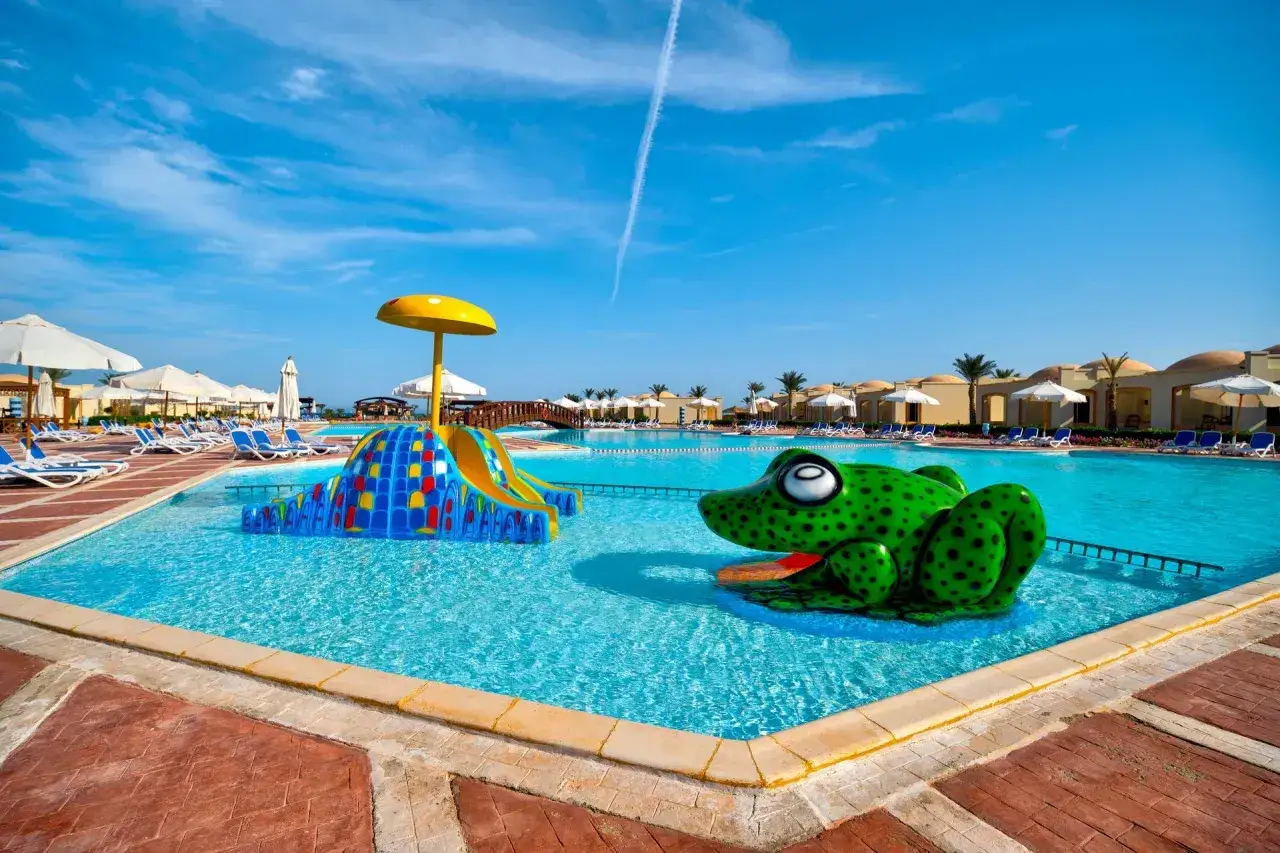 Basen w Marsa Alam z zabawną żabą i zjeżdżalnią. Idealna temperatura wody zachęca do zabawy.