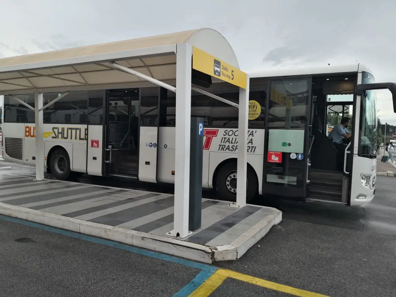 Autobus wahadłowy na przystanku 5 w Rzymie Ciampino. Kierowca czeka na pasażerów.
