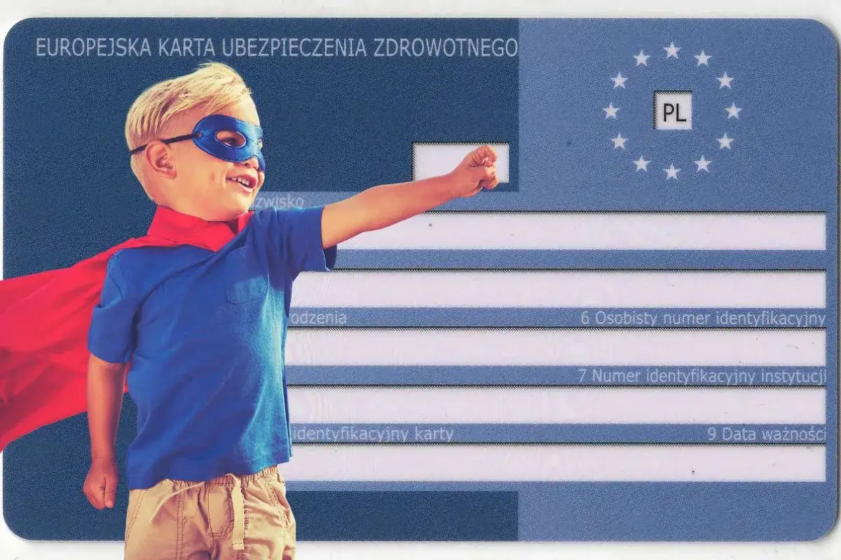Mały superbohater w pelerynie i masce na tle Europejskiej Karty Ubezpieczenia Zdrowotnego. Ekuz dla dziecka to jego tajna broń!
