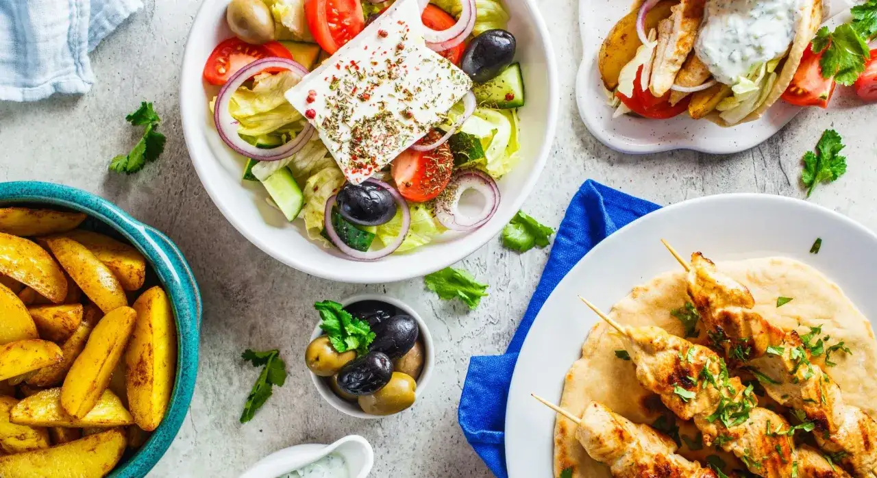 Grecka sałatka, souvlaki, pieczone ziemniaki i oliwki – to wszystko, co warto przywieźć z Cypru, by poczuć smak wyspy.