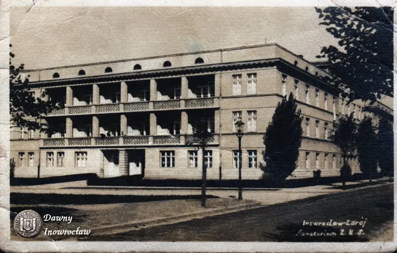 Dawny dworzec PKP Inowrocław. Jak dojechać z dworca PKP Inowrocław do Sanatorium Kujawiak? Budynek z arkadowymi balkonami.