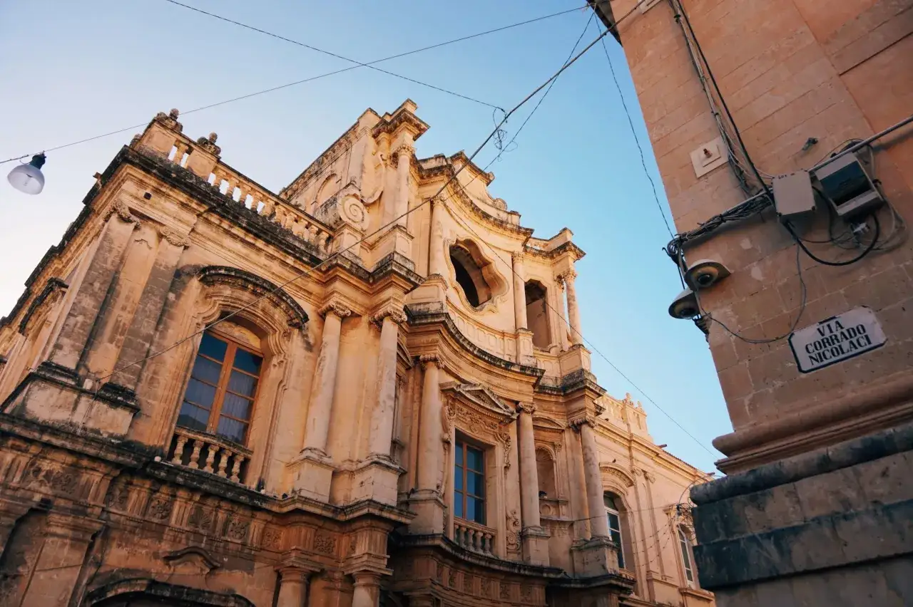 Barokowa kamienica na Sycylii, z ulicą Via Corrado Nicolaci. Czy na Sycylii jest bezpiecznie? Tak, to urokliwe miejsce.