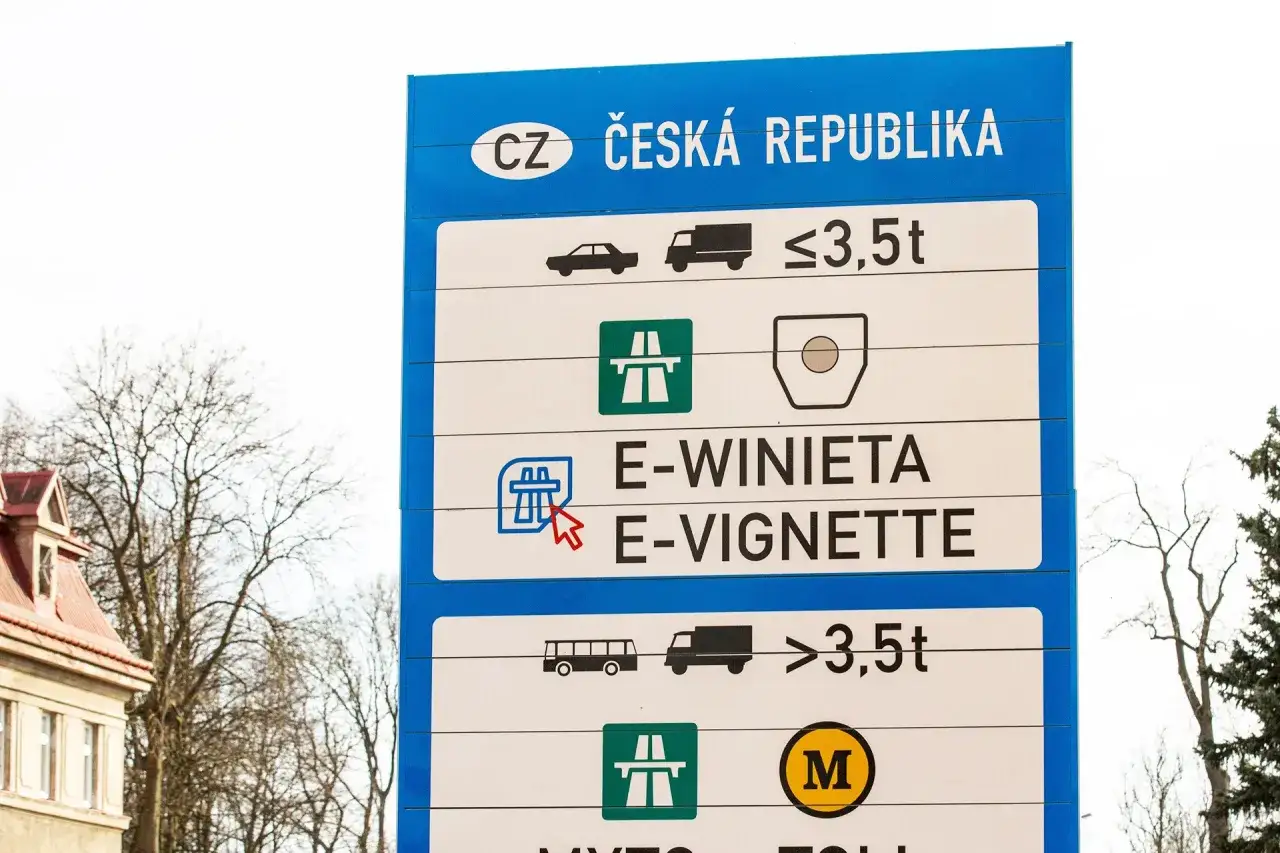 Znak informuje, ile kosztuje winieta na Czechy dla pojazdów do 3,5t. Widać też symbole autostrad i opłat.