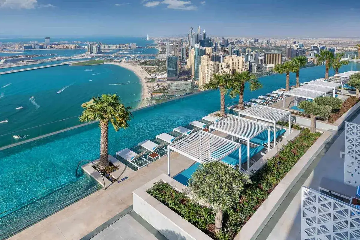 Luksusowy basen infinity z widokiem na Dubaj. Sprawdź ceny w Dubaju, by poczuć ten klimat!