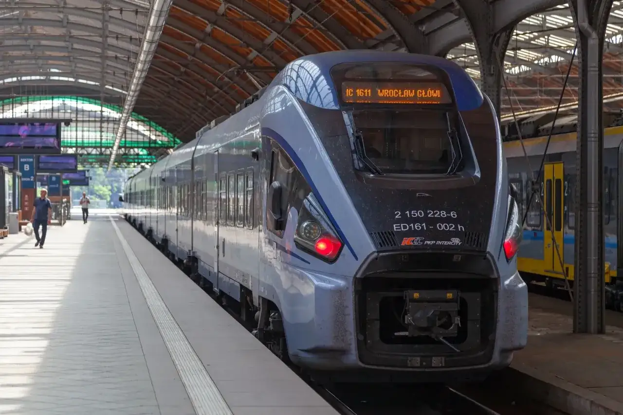 Nowoczesny pociąg PKP Intercity na dworcu. Zastanawiasz się, ile zarabia konduktor PKP Intercity?
