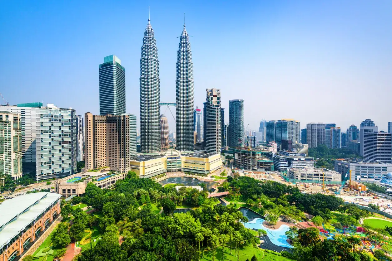 Kuala Lumpur, Malezja pora deszczowa. Wieżowce Petronas i park miejski z basenami.