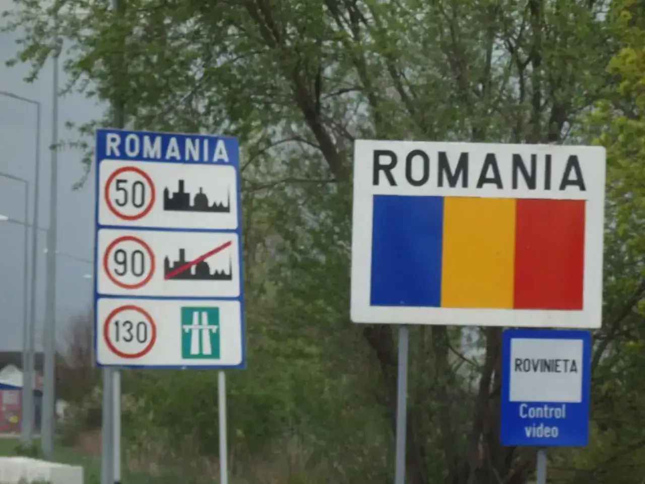 Granica Rumunii. Znak informuje o ograniczeniach prędkości i winietach. Czy do Rumunii potrzebny jest paszport? Sprawdź przepisy!