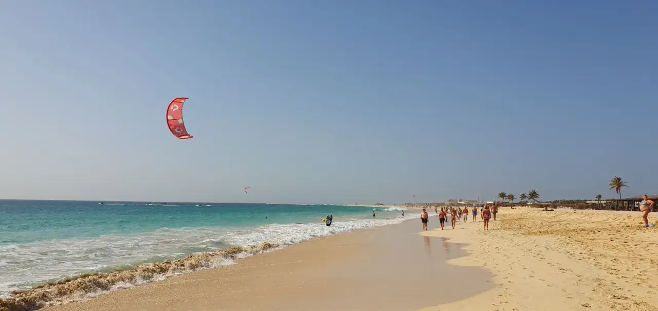 Wyspy Zielonego Przylądka w styczniu: słoneczna plaża, turkusowe morze i kitesurferzy. Idealna pogoda na wakacje.