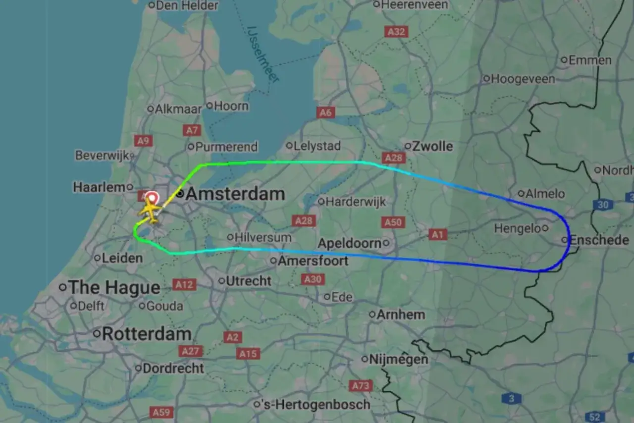 Trasa lotu z Holandii do Polski, pokazująca trasę nad miastami jak Amsterdam i Enschede. Ile trwa lot z Holandii do Polski?