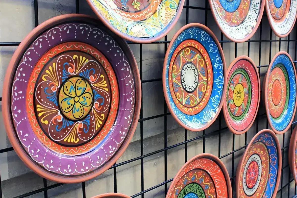 Kolorowe, ręcznie malowane talerze ceramiczne, idealne jako pamiątka – oto co warto przywieźć z Hiszpanii.