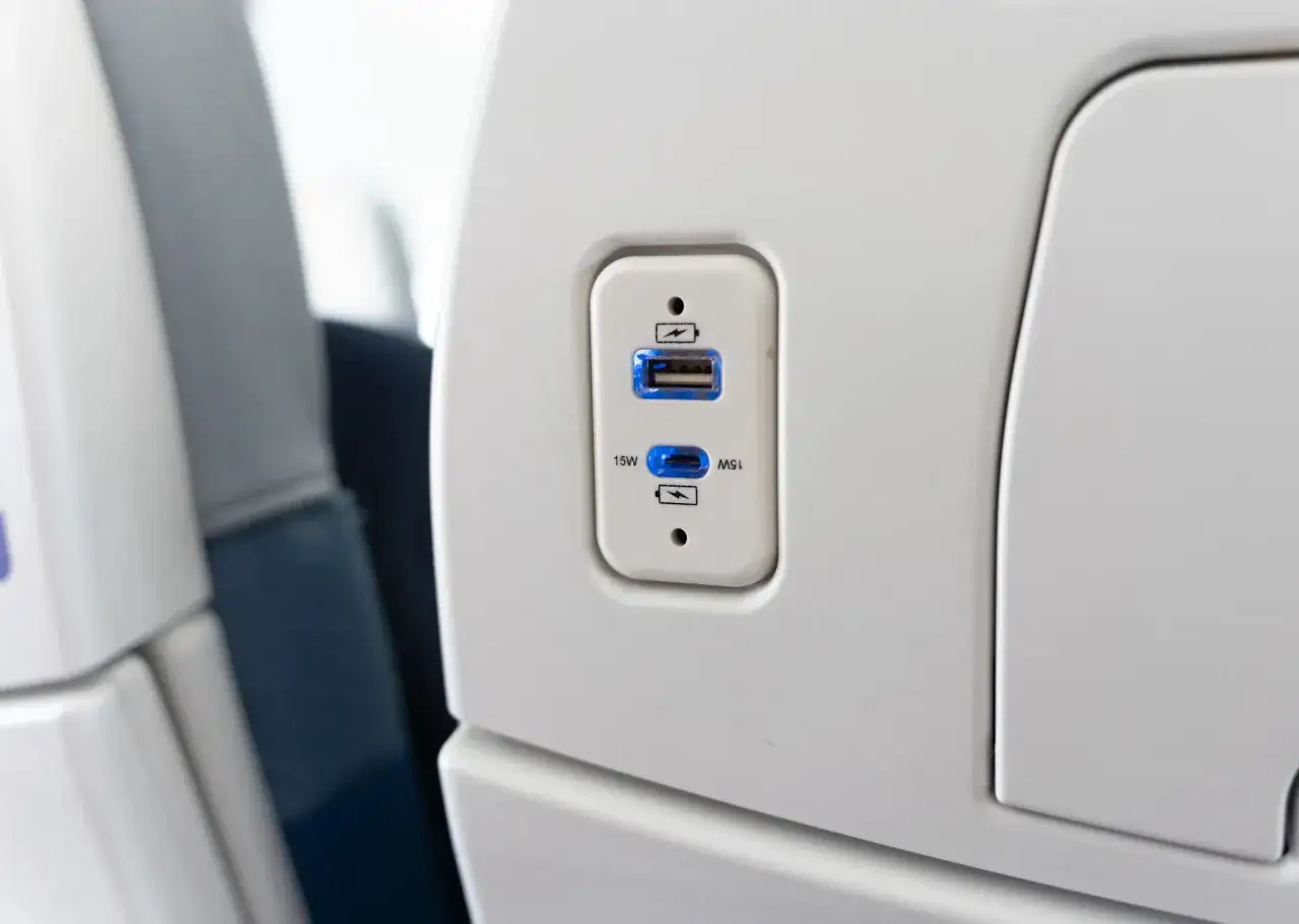 W samolocie można ładować telefon dzięki portom USB i USB-C.